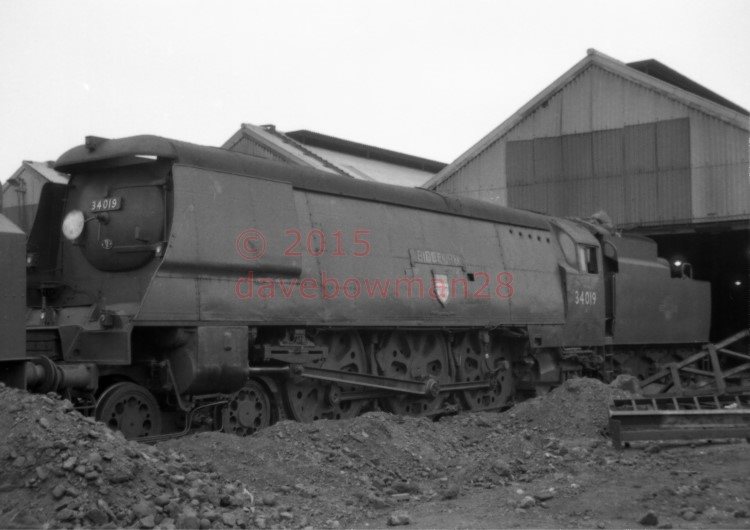 PHOTO SR 34019 BIDEFORD STANDING OUTSIDE THE SHED AT EASTLEIGH LOCO